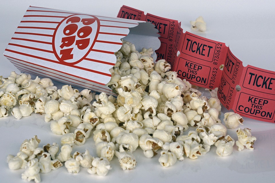 Popcorn och biobiljetter, vilken kombo